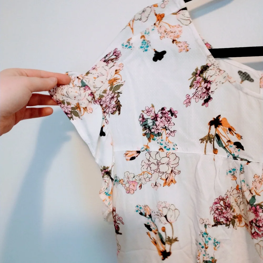 Kori White Floral Short sleeve blouse size XL